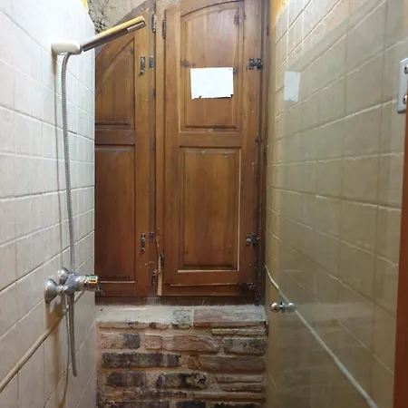 Assut Hostel *